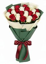 Букет Микс из красных и белых роз в Стремилово