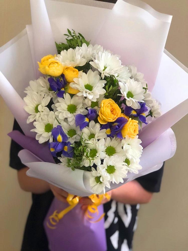 Букет цветов из: Ирисы, Хризантемы и Розы в Стремилово