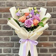 Букет цветов из:  Лизиантусы и Розы в Стремилово