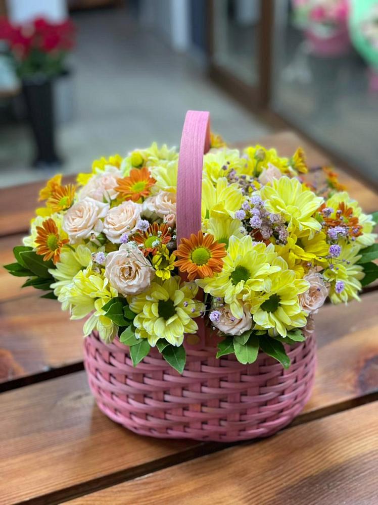 Цветочная композиция из Хризантемы и Розы в корзине в Стремилово